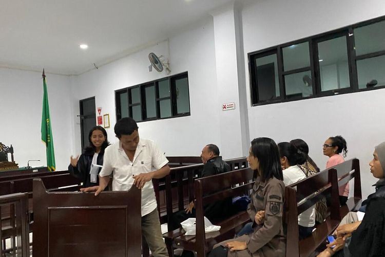 Abdu Fauf Kaplale, terdakwa pemerkosa putri kandung divonis 13 tajun penjara oleh hakim Pengadilan Ambon, Kamis (13/2024)