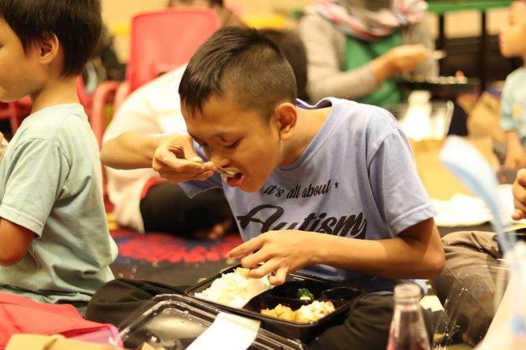 Arifki Rahman (11 tahun) tengah menikmati buka puasanya di Hotel Trans Bandung, belum lama ini. 
