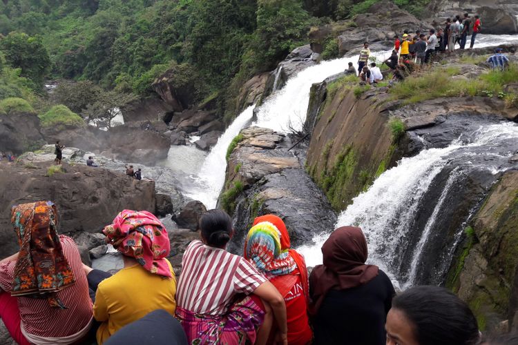 Puluhan warga di Kabupaten Gowa, Sulawesi Selatan memenuhi air terjun yang menjadi lokasi hilangnya seorang pelajar. Minggu, (14/5/2017)