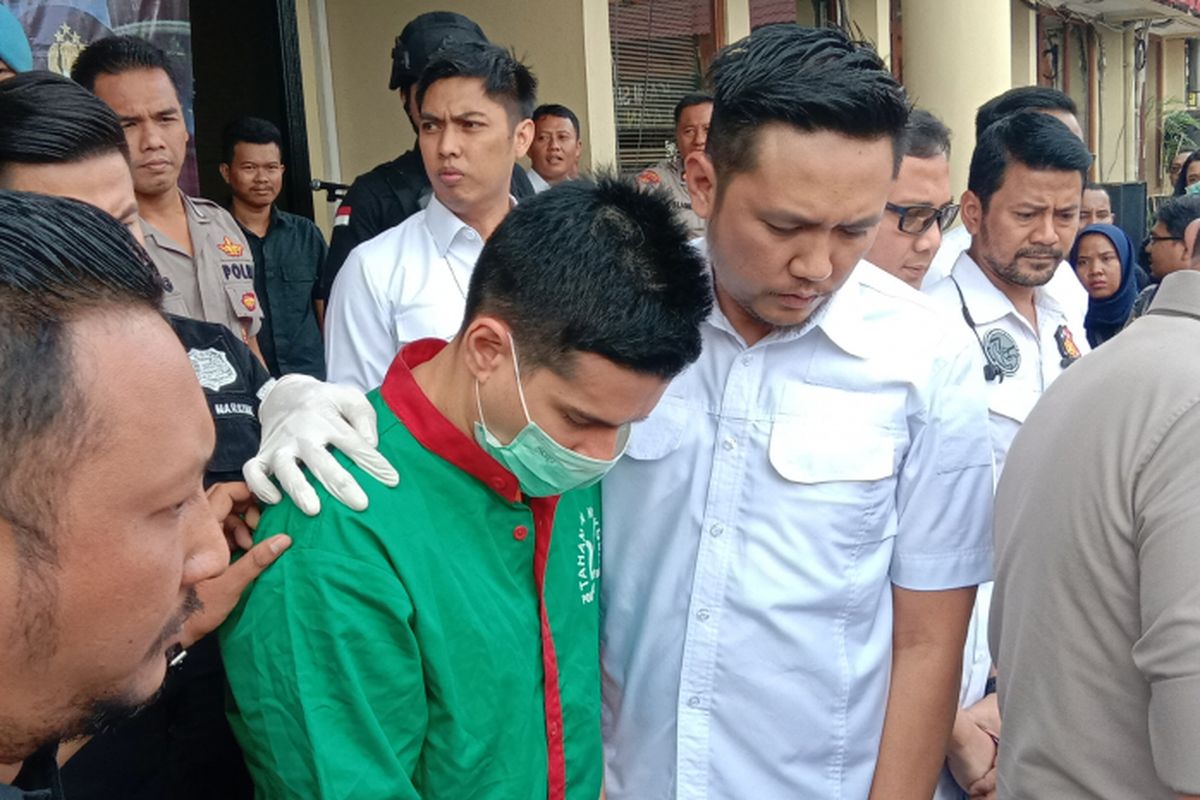 Steve Emmanuel dihadirkan sebagai tersangka kasus kepemilikan narkotika jenis kokain di Polres Jakarta Barat, Kamis (27/12/2018).