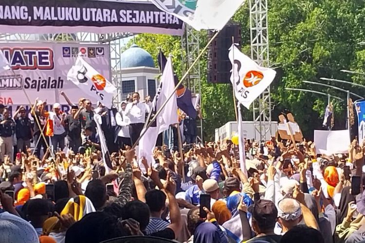 Calon Presiden Anies Baswedan saat menggelar kampanye dipusatkan di depan Taman Nukila Kota Ternate, Jumat (26/1/2024)