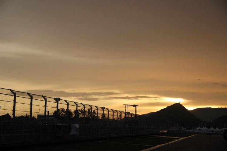 Cahaya sunset yang menyinari Sirkuit Mandalika usai berakhirnya Race 2 kelas World Superbike (WSBK) pada Minggu (21/11/2021).