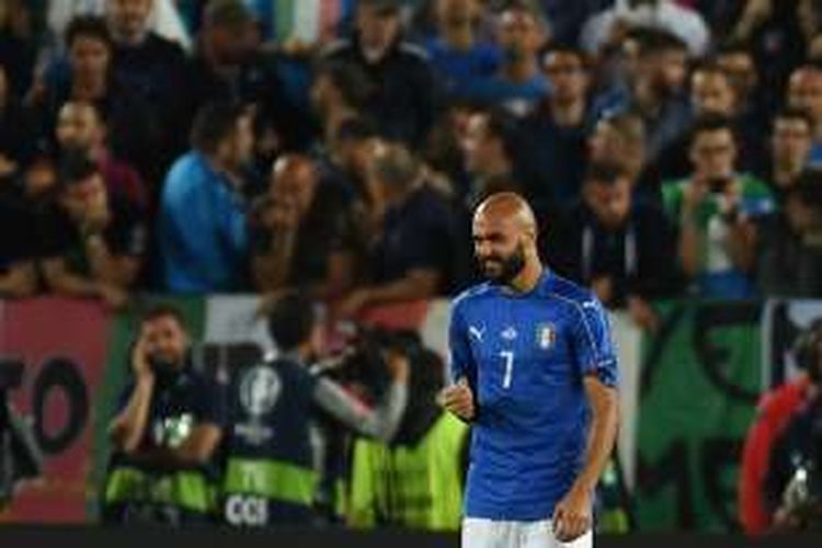 Ekspresi penyerang Italia, Simone Zaza, setelah gagal mengeksekusi penalti ke gawang Jerman, pada laga perempat final Piala Eropa 2016 di Stade Matmut-Atlantique, Sabtu (2/7/2016) waktu setempat.