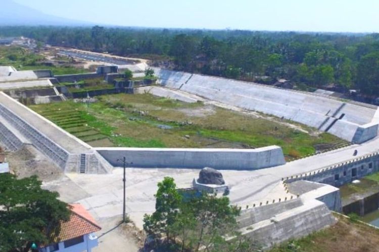Bangunan sabo dam sebagai penangkal risiko dan dampak banjir lahar Gunung Merapi.