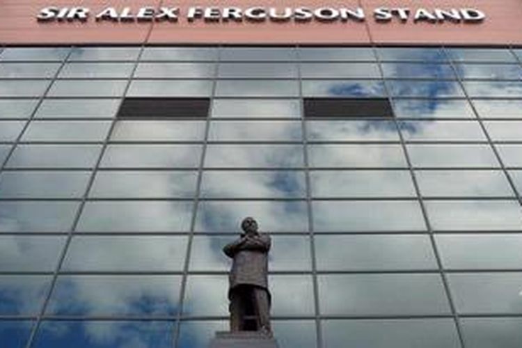 Patung Manajer Manchester United, Alex Ferguson, di depan markas klub itu, Stadion Old Trafford. 