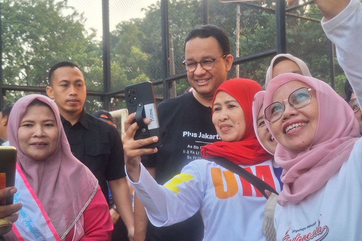 Anies Baswedan Hadiri Peluncuran KNPI, Ibu-ibu Berebut 