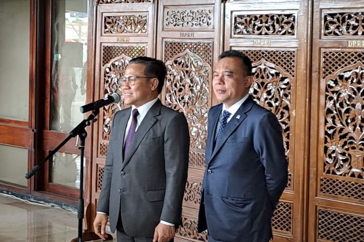 Wakil Ketua DPR Muhaimin Iskandar atau Cak Imin (kiri) dan Sufmi Dasco Ahmad (kanan) dalam jumpa pers di Gedung DPR, Jakarta, Selasa (10/1/2023). 