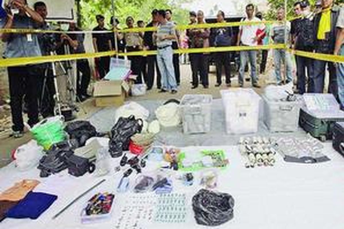 Sejumlah barang bukti, termasuk bahan peledak seberat lebih dari 100 kilogram, ditemukan di rumah kontrakan di Kompleks Puri Nusa Phala Blok D4/12, Kelurahan Jatiluhur, Kecamatan Jatiasih, Bekasi, Jawa Barat, Sabtu (8/8). Personel Tim Polisi Antiteror sebelumnya melumpuhkan dua tersangka yang diduga sebagai anggota teroris Noordin M Top.