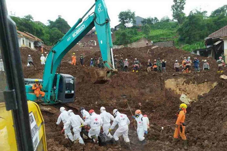 Tim SAR gabungan evakuasi korban tertimbun material longsor di Cimanggung, Sumedang, Jawa Barat, Minggu (17/1/2021). 