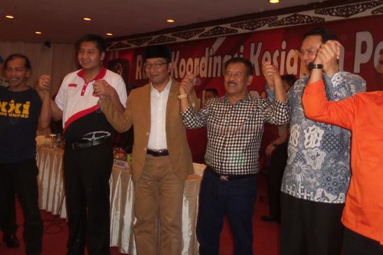 (Dari kiri ke kanan) perwakilan dari Bobotoh, Ketua Sterring Committe Turnamen Piala Presiden 2015 Maruarar Sirait, Wali Kota Bandung Ridwan Kamil, Manajer Persib Bandung Umuh Muchtar, Gubernur DKI Jakarta Basuki Tjahaja Purnama, Ketua Umum Jakmania Richard Achmad Supriyanto, dan Kapolda Metro Jaya Inspektur Jendral Tito Karnavian saat rapat koordinasi kesiapan pengamanan final Piala Presiden, di Mapolda Metro Jaya, Jumat (16/10/2015)