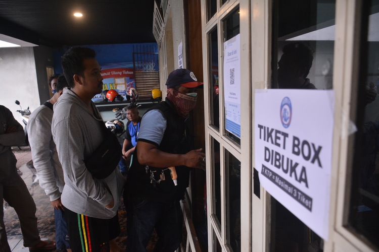 Sejumlah Aremania tampak antri membeli tiket laga uji coba Arema melawan PSIS Semarang melalui tiket box yang dibuka di Kandang Singa Kantor Arema Kota Malang. 