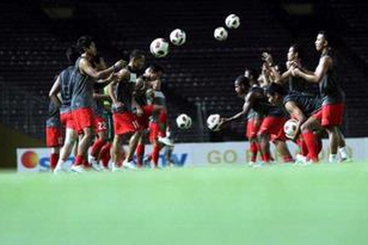 Timnas Indonesia menguji lapangan Stadion Utama Gelora Bung Karno, Senin (5/9/2011) menjelang pertarungannya dengan Timnas Bahrain dalam laga kualifikasi Piala Dunia 2014. Indonesia bergabung dalam Grup E bersama Bahrain, Iran, dan Qatar.