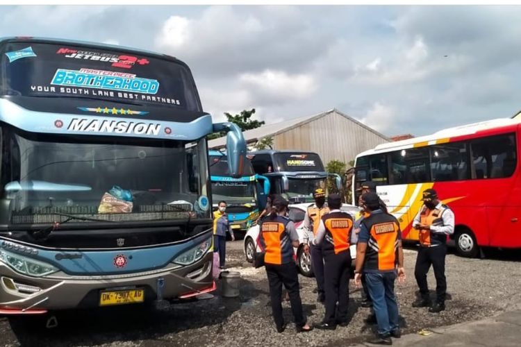 Petugas Dishub Kota Denpasar saat melakukan sidak di salah satu PO Bus di Denpasar pada Senin (18/4/2022). Dok/Humas.Pemerintahan Kota Denpasar