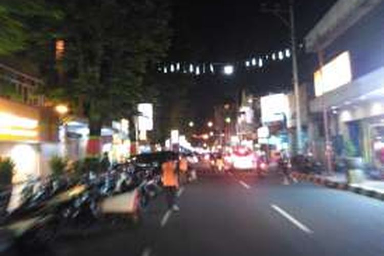 Suasana Jalan Pemuda (Pecinan) Kota Magelang, Jawa Tengah, pada malam hari.