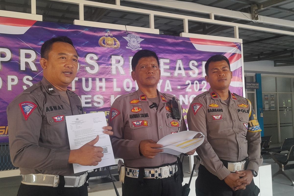 KBO Satuan Lalu Lintas Polres Karawang Iptu Anwarudin dan jajaran saat memberikan keterangan pers soal hasil Operasi Patuh Lodaya 2023 di Mapolres Karawang, Rabu (26/7/2023