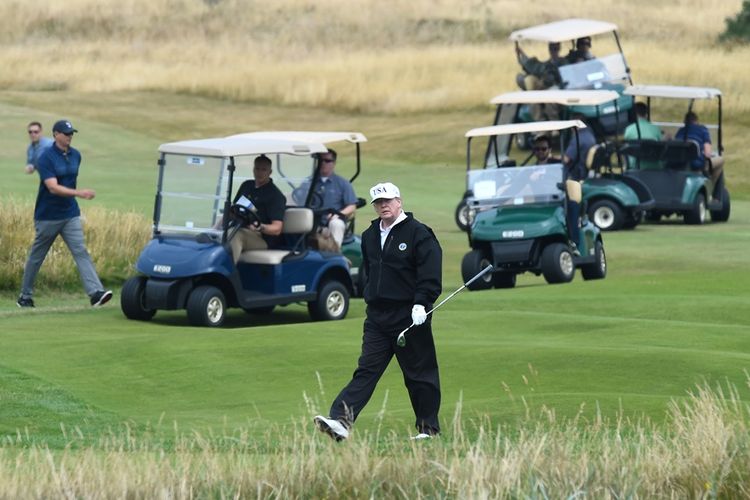 Presiden AS Donald Trump saat berada di lapangan golf miliknya di Turnberry, Skotlandia, pada Sabtu (14/7/2018).