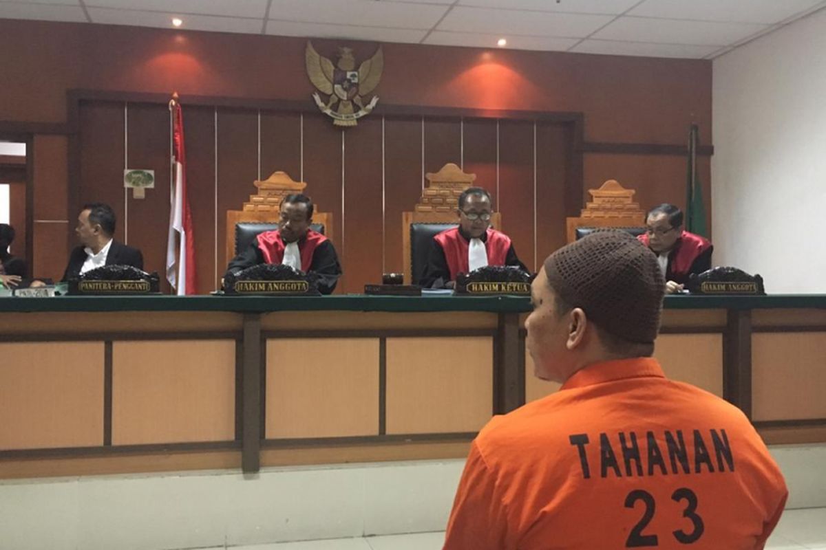 Terdakwa terorisme anggota JAD Heru Widajanto menjalani sidang dakwaan di Pengadilan Negeri Jakarta Barat pada Selasa (8/1/2019).