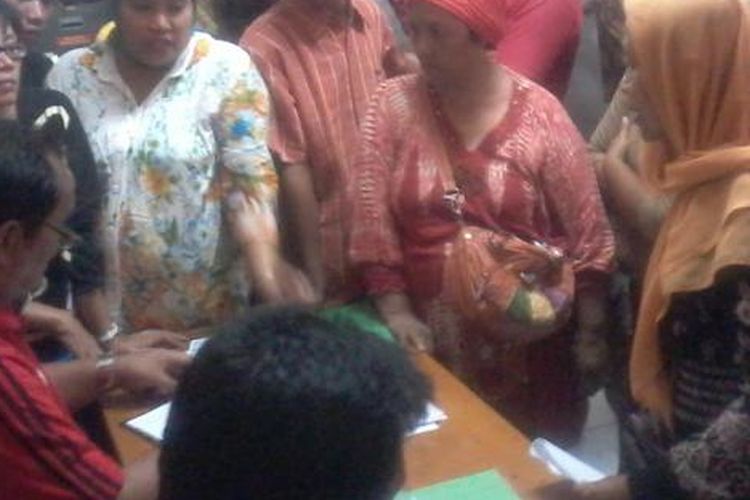 Puluhan pedagang mendaftarkan diri di kantor PD Pasar Jaya untuk mendapatkan kios di Pasar Blok G Tanah Abang, Rabu (31/7/2013). Petugas pendaftar yang hanya berjumlah dua orang kewalahan meladeni antusiasme para pedagang.