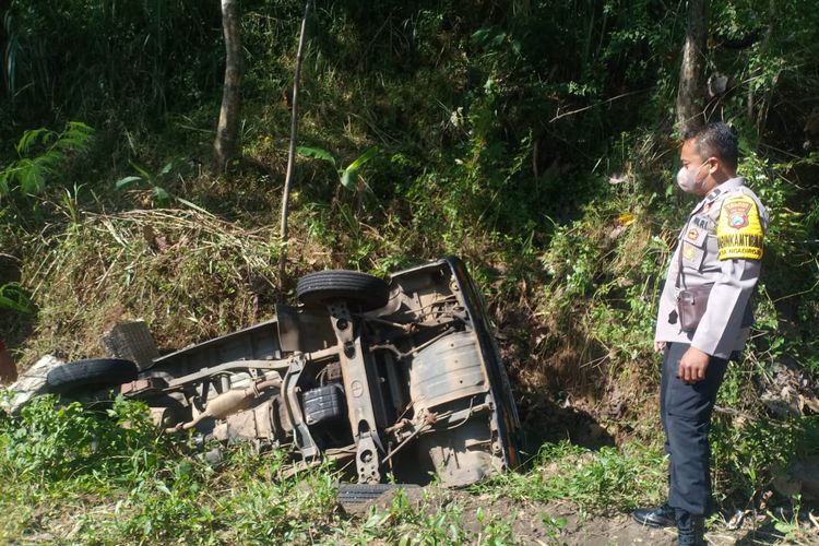 TERBALIK--Inilah mobil pickup bermuatan 5.000 butir telur bebek terbalik masuk parit di ruas jalan Dusun Biting Desa Suru,  Kecamatan Sooko, Kabupaten Ponorogo, Jawa Timur, Rabu (29/6/2022) siang. 