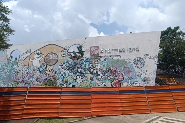 Kondisi tembok penuh mural yang dipasang pembatas, di Kawasan RPTRA Kalijodo, Jakarta Utara, Minggu (9/4/2023).