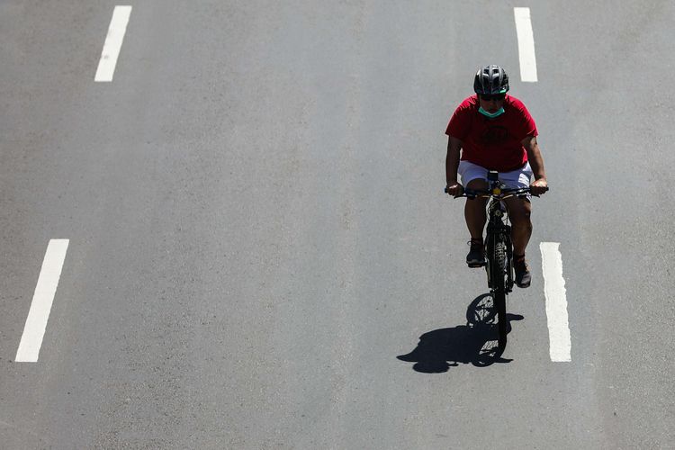 Suasana jalanan lengang kota Jakarta di Jalan protokol M.H Thamrin, Selasa (31/3/2020). Suasana jalanan Jakarta lengang tampak sepi dibandingkan hari biasa karena sebagian warga telah menerapkan bekerja dari rumah guna menekan penyebaran virus corona atau COVID-19.