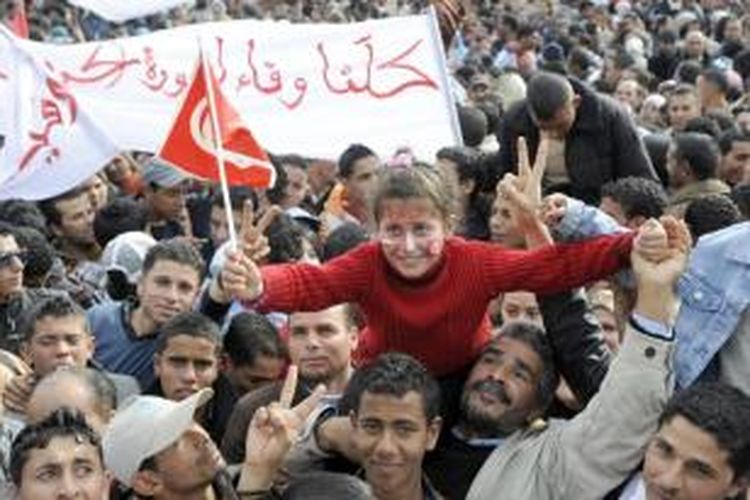 Masyarakat Tunisia berkumpul di Lapangan Mohamed Bouazizi di kota Sidi Bouzid. Lapangan itu dinamakan dari pedagang buah yang melakukan aksi bakar diri dan memicu Arab Spring pada akhir Desember 2011. 