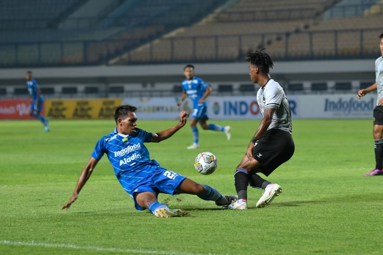 Frets Butuan winger Persib dikelabui bek Dewa United Alta Ballah dalam pertandingan uji coba pramusim Persib vs Dewa United di Stadion Gelora Bandung Lautan Api (GBLA), Kamis (15/6/2023) jelang Liga 1 2023-2024. 