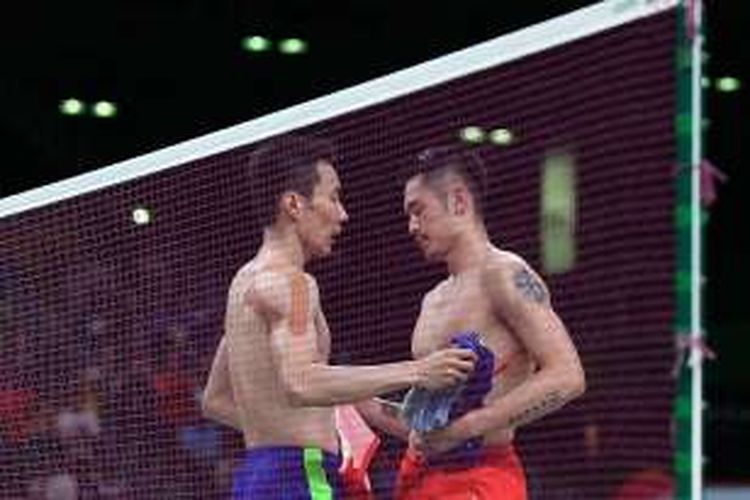 Dua pebulu tangkis nomor tunggal putra, Lee Chong Wei (Malaysia, kiri), bertukar kaus dengan Lin Dan (China) seusai laga semifinal Olimpiade 2016 di Rio De Janeiro, Brasil, 19 Agustus 2016.