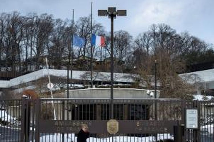 Bendera Perancis dan Uni Eropa dikibarkan setengah tiang di Kedutaan Besar Perancis di Washington DC, AS, untuk menghormati 12 korban tewas dalam serangan teror ke kantor majalah satir Charlie Hebdo.