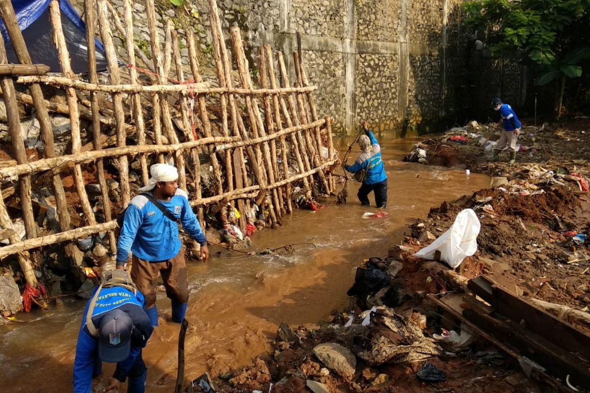 Wali Kota Jakarta Selatan, Marullah Matali melakukan kerja bakti bersama dengan masyarakat di Jalan Damai, Ciganjur, Jagakarsa, Minggu (18/10/2020).