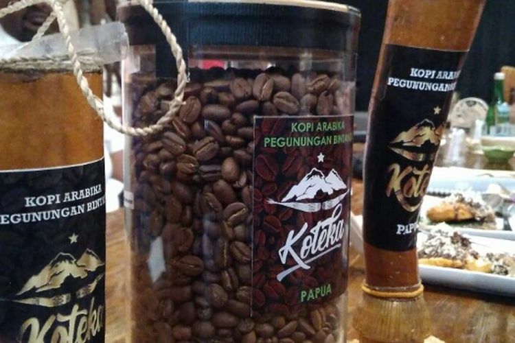 Produk Kopi Koteka asal Pegunungan Bintang, Oksibil, Papua saat dipamerkan di sebuah kedai kopi di Jakarta, Kamis (3/5/2018).