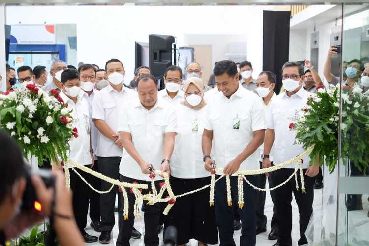 Direktur Utama BPJAMSOSTEK Anggoro Eko Cahyo (kanan) dan Ketua Dewas BPJAMSOSTEK Muhammad Zuhri (kiri) saat meluncurkan wajah baru BPJAMSOSTEK.