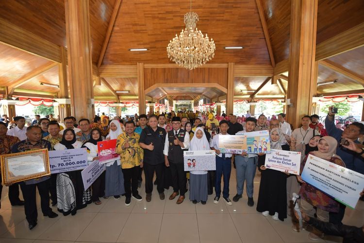 Gubernur Jawa Barat Ridwan Kamil bersama Menko Perekonomian Airlangga Hartarto saat menyampaikan pertumbuhan positif ekonomi Provinsi Jawa Barat
