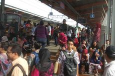 KRL Tak Kunjung Berangkat, Penumpang Tinggalkan Stasiun Depok