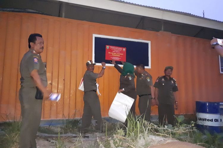 Satpol PP Karawang menyegel pertambangan PT Atlasindo Utama di Gunung Sirnalanggeng, Desa Cintalanggeng, Kecamatan Tegalwaru, Kabupaten Karawang, Selasa (7/8/2018) sore.