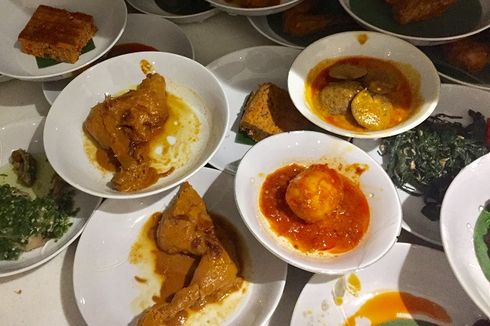 Mengapa Ada Tradisi Hidang atau Prasmanan Mini di Restoran Padang?