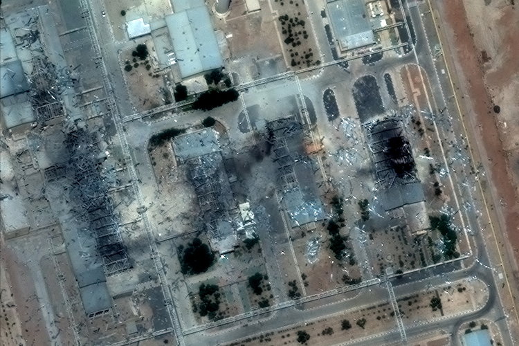 Gambar dari citra satelit Maxar memperlihatkan kerusakan di situs nuklir Iran di Isfahan, setelah diserang bom Amerika Serikat pada Minggu (22/6/2025).
