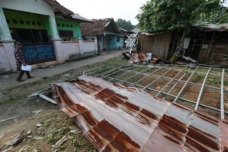 Atap rumah warga di Jalan Kebon Kopi RT 001 RW 007, Pengasinan, Sawangan, Depok, rusak akibat diterpa angin puting beliung terlihat Senin (10/10/2022). Kerusakan akibat puting beliung Minggu (9/10/2022) didominasi di bagian atap.