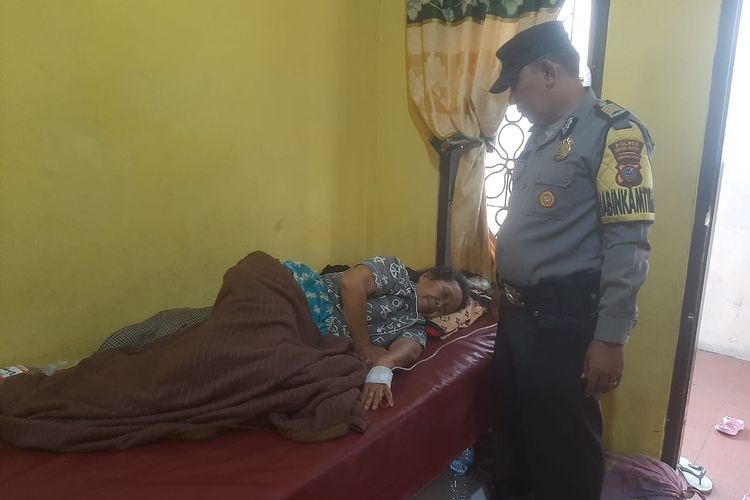 Polisi saat menjenguk warga yang keracunan makanan hajatan di Kabupaten Serdang Bedagai, Sumatera Utara, Minggu (12/5/2024).