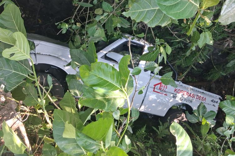 Mobil Operasional Koperasi Merah Putih Terguling ke Selokan di Banyumas