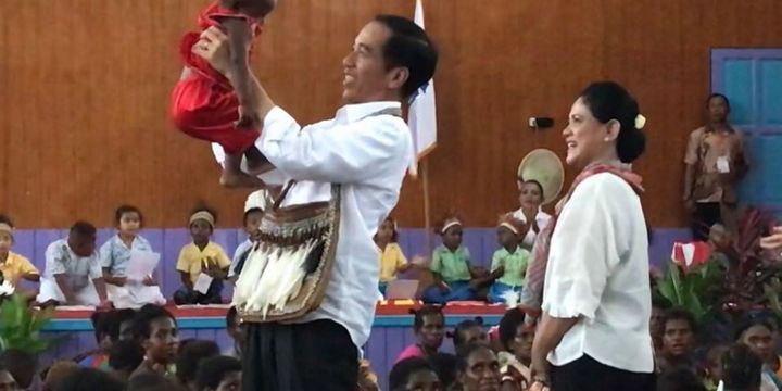 Presiden Joko Widodo ketika blusukan di Kampung Kayeh, Kota Agats, Kabupaten Asmat, Kamis (12/4/2018). 