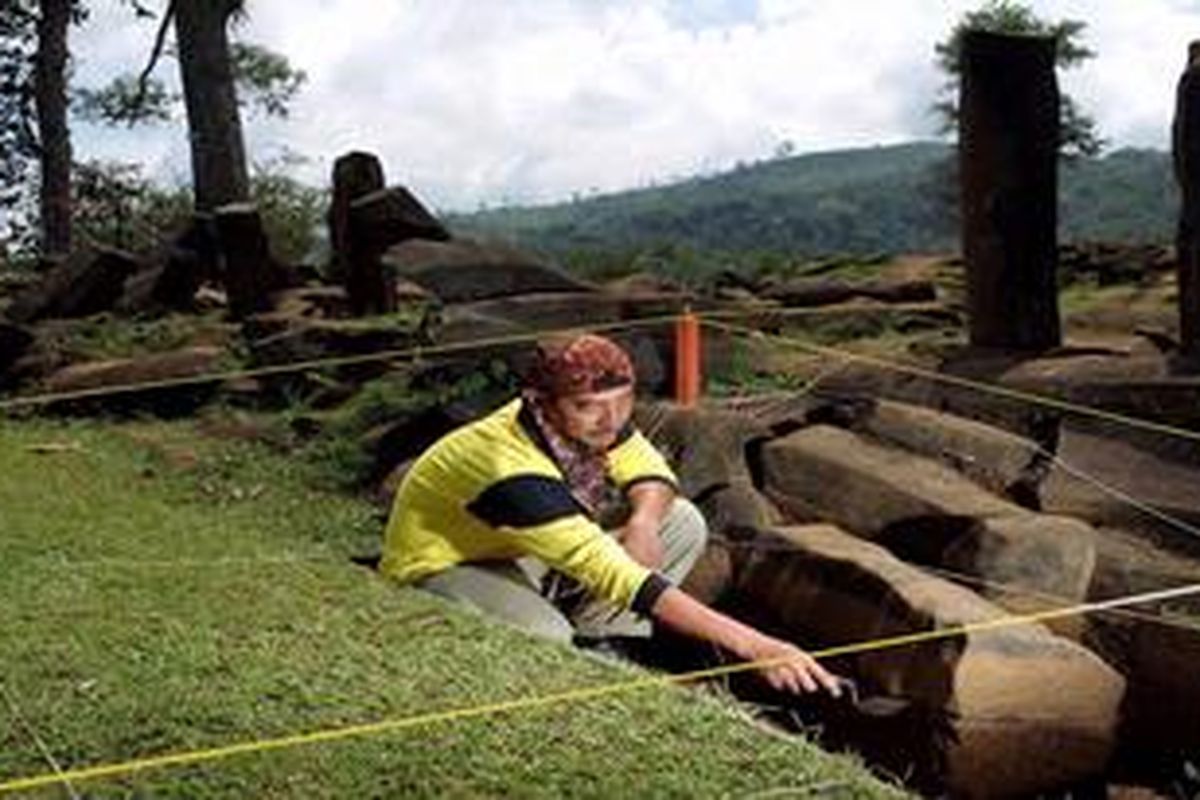 Ilustrasi: Arkeolog UI, R. Cecep Eka Permana, menjadi manajer eksavasi dalam Proyek penelitian Gunung Padang.

