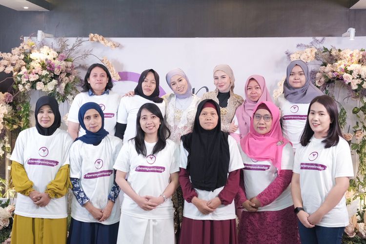 Founder dan Co-Founder Perempuan Level Up, Shandy Purnamasari dan Frista Asta bersama 10 perempuan terpilih pada acara Penghargaan 10 Kartini di J99 Tower, Jakarta , Kamis (21/4/2022) (Dok. Perempuan Level Up).