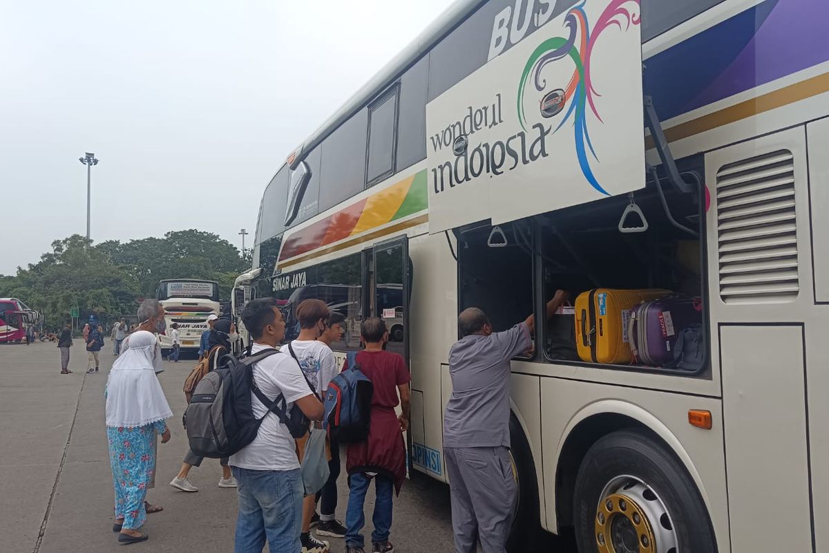 Masih banyak pemudik yang pulang ke kampung halamannya saat arus balik Lebaran di Terminal Kampung Rambutan, Selasa (25/4/2023).