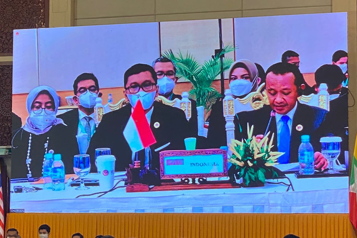  Menteri Investasi Bahlil Lahadalia saat menghadiri Sidang ke-25 Dewan Kawasan Investasi ASEAN (AIA Council) di Kamboja, Rabu (14/9/2022). 
