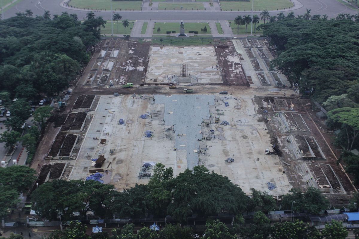 Suasana proyek revitalisasi di Taman Sisi Selatan Monumen Nasional, Gambir, Jakarta Pusat, Rabu (22/1/2020). Rencananya revitalisasi ini akan dibangun ruang terbuka publik yang berfungsi sebagai plaza upacara dan plaza parade.