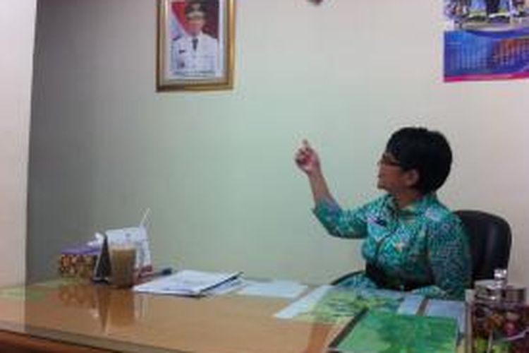 Foto Gubernur DKI Jakarta Basuki Tjahaja Purnama di ruangan Lurah Lenteng Agung Susan Jasmine Zulkifli, Kamis (11/12/2014).