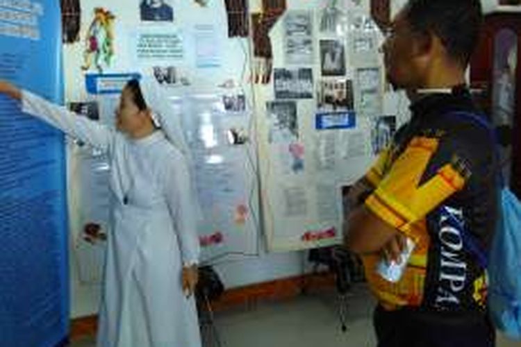 Suster Erna Maria tengah menjelaskan sejarah Kapela Mgr Gabriel Manek kepada peserta Jelajah Sepeda Flores Timor di Larantuka, Kabupaten Flores Timur, Nusa Tenggara Timur, Jumat (19/8/2016).