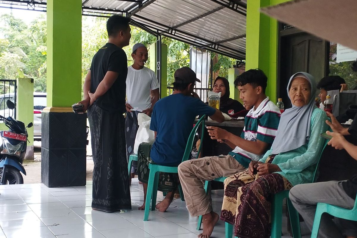 Suasana saat pembelian minyak murah di balai desa Rombiya Timur, Kecamatan Ganding, Sumenep, Jawa Timur. 