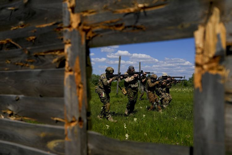 Anggota milisi sipil memegang senapan selama pelatihan di lapangan tembak di pinggiran Kyiv, Ukraina, Selasa, 7 Juni 2022. 